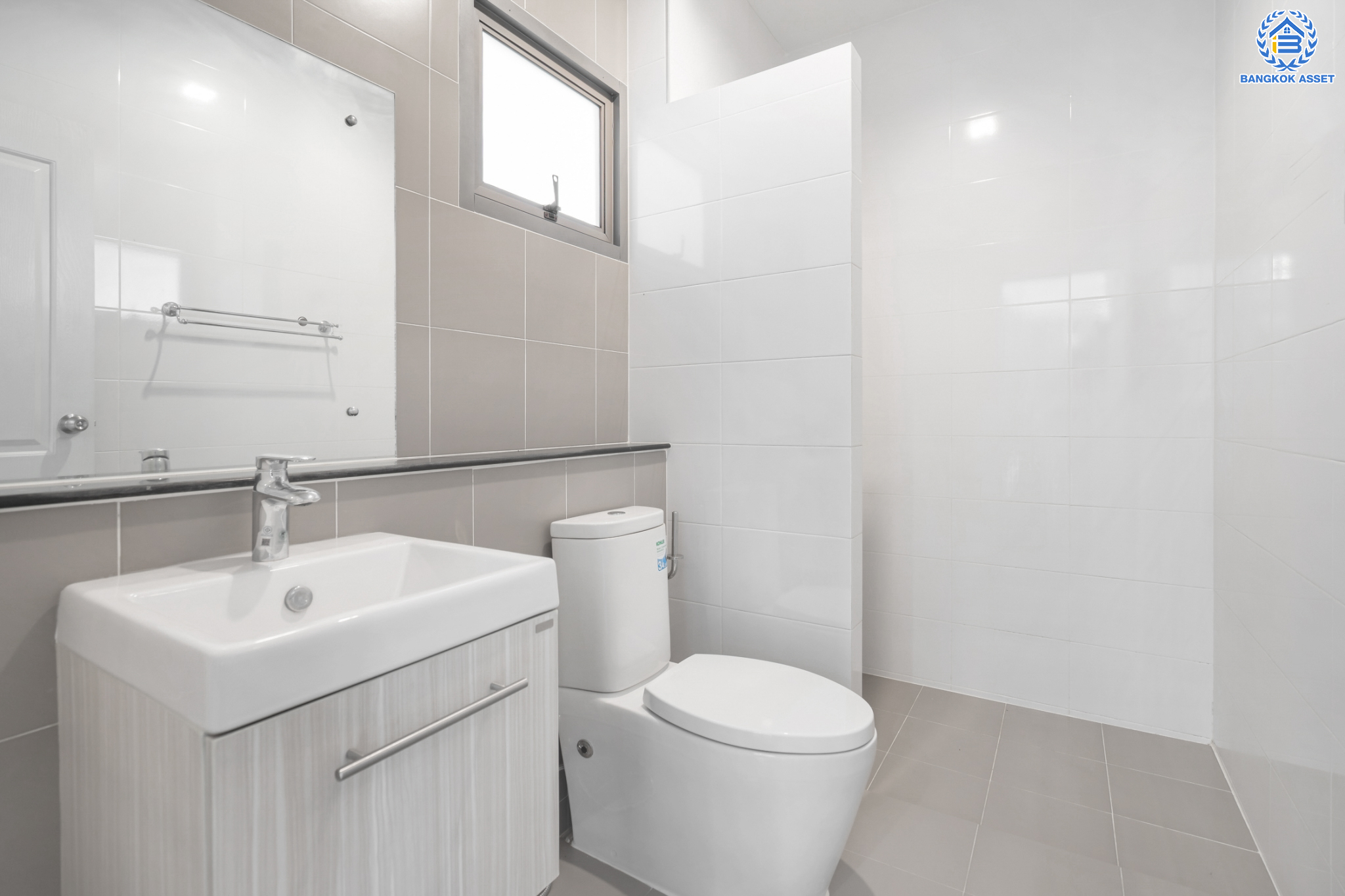 บ้านมือสองตกแต่งใหม่ ม.เพอร์เฟคเพลส3 ราชพฤกษ์ คุณภาพแบรนด์ Property Perfect เนื้อที่ 66 ตร.ว. หลังใหญ่ตอบโจทย์ทุกการอยู่อาศัย ฟังก์ชัน 3 ห้องนอน 3 ห้องน้ำ 2 ที่จอดรถ บนทำเลติดถนนราชพฤกษ์ ใกล้วงเวียนพระราม5 และรถไฟฟ้า "สถานีบางรักน้อยท่าอิฐ"...